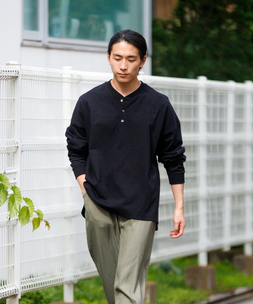 ADAM ET ROPE'(アダムエロペ)の「〈WEB・一部店舗限定〉ヘビーウェイト ドロップショルダー ヘンリーネック L/S Tee(Tシャツ/カットソー・メンズ・ホワイト/ブラック/ベージュ・M/L)」の19枚目の写真