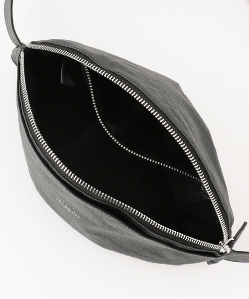 JOSEPH(ジョセフ)の「【JOSEPH STUDIO】PAPER LEATHER BODY BAG(ボディバッグ/ウエストポーチ・メンズ・ブラック系・F)」の5枚目の写真