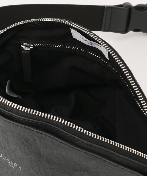 JOSEPH(ジョセフ)の「【JOSEPH STUDIO】PAPER LEATHER BODY BAG(ボディバッグ/ウエストポーチ・メンズ・ブラック系・F)」の6枚目の写真