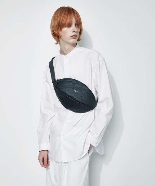 JOSEPH(ジョセフ)の「【JOSEPH STUDIO】PAPER LEATHER BODY BAG(ボディバッグ/ウエストポーチ・メンズ・ブラック系・F)」の8枚目の写真