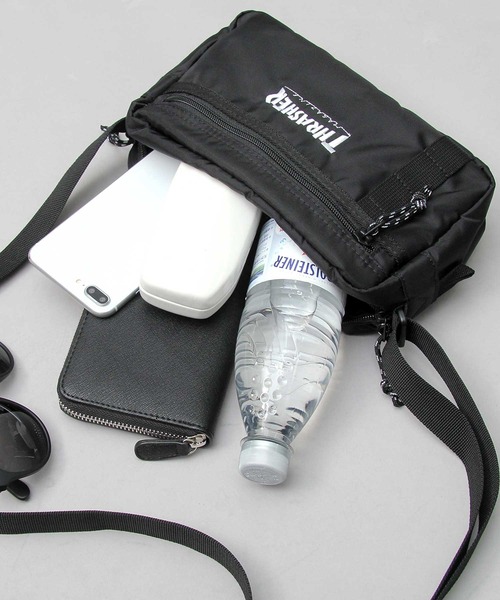 THRASHER（スラッシャー）の「撥水 ロゴ刺繍 横型 ナイロン ミニショルダーバッグ（ショルダーバッグ・メンズ・ブラック・FREE）」の9枚目の写真