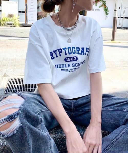 RASVOA（ラスボア）の「カレッジロゴクロップドＴシャツ（Tシャツ/カットソー・レディース・チャコールグレー/ブラック/オフホワイト/ブルー・FREE）」の2枚目の写真