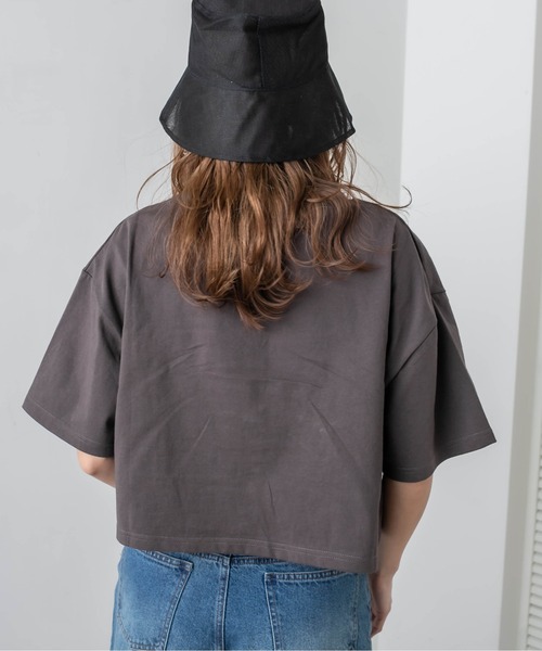 RASVOA（ラスボア）の「カレッジロゴクロップドＴシャツ（Tシャツ/カットソー・レディース・チャコールグレー/ブラック/オフホワイト/ブルー・FREE）」の15枚目の写真