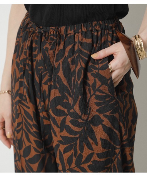 crie conforto(クリーコンフォルト)の「ロンシャンリーフプリントパンツ(スラックス・レディース・ブラック/グリーン・SMALL/MEDIUM/LARGE)」の11枚目の写真