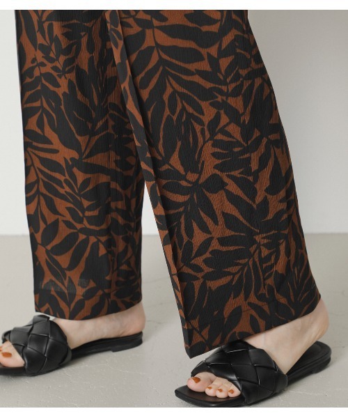 crie conforto(クリーコンフォルト)の「ロンシャンリーフプリントパンツ(スラックス・レディース・ブラック/グリーン・SMALL/MEDIUM/LARGE)」の17枚目の写真