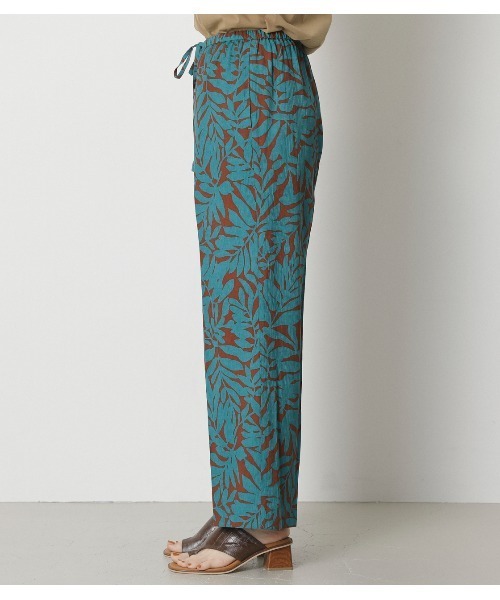 crie conforto(クリーコンフォルト)の「ロンシャンリーフプリントパンツ(スラックス・レディース・ブラック/グリーン・SMALL/MEDIUM/LARGE)」の16枚目の写真