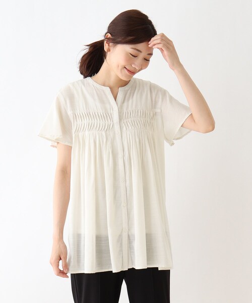 SHOO・LA・RUE(シューラルー)の「◆ひんやりスモッキング刺繍Aラインブラウス(シャツ/ブラウス・レディース・ナチュラル/ダークネイビー・02/03/04)」の1枚目の写真