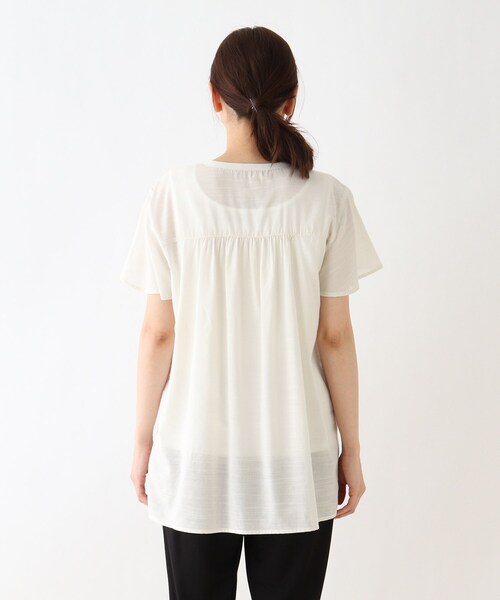 SHOO・LA・RUE(シューラルー)の「◆ひんやりスモッキング刺繍Aラインブラウス(シャツ/ブラウス・レディース・ナチュラル/ダークネイビー・02/03/04)」の5枚目の写真