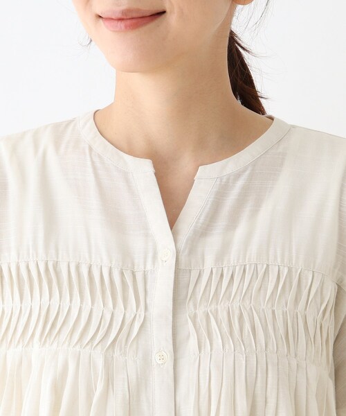 SHOO・LA・RUE(シューラルー)の「◆ひんやりスモッキング刺繍Aラインブラウス(シャツ/ブラウス・レディース・ナチュラル/ダークネイビー・02/03/04)」の6枚目の写真