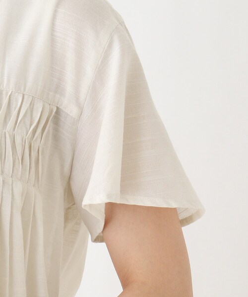 SHOO・LA・RUE(シューラルー)の「◆ひんやりスモッキング刺繍Aラインブラウス(シャツ/ブラウス・レディース・ナチュラル/ダークネイビー・02/03/04)」の7枚目の写真
