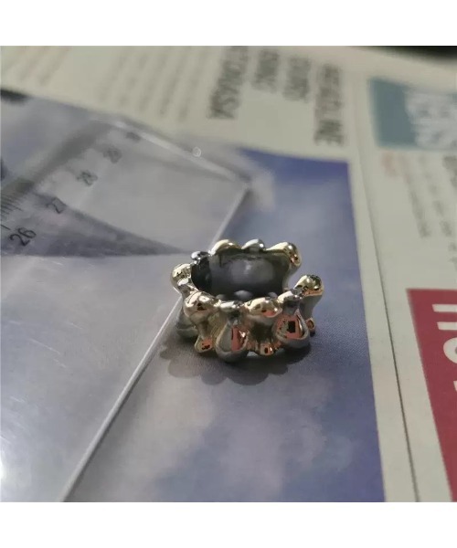 mou（モウ）の「【YNG】バイカラー変形プレートイヤーカフ(片耳用）（イヤーカフ・レディース・シルバー×ゴールド・FREE）」の5枚目の写真