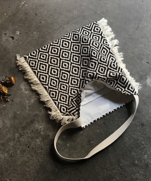 KOR（ケーオーアール）の「幾何学フリンジトートバック（トートバッグ・レディース・ホワイト×ブラック・FREE）」の6枚目の写真