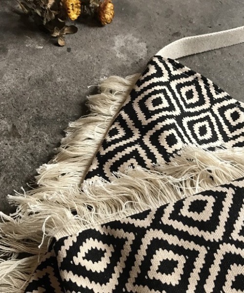 KOR（ケーオーアール）の「幾何学フリンジトートバック（トートバッグ・レディース・ホワイト×ブラック・FREE）」の8枚目の写真