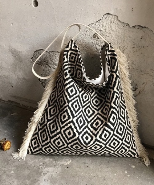 KOR（ケーオーアール）の「幾何学フリンジトートバック（トートバッグ・レディース・ホワイト×ブラック・FREE）」の2枚目の写真