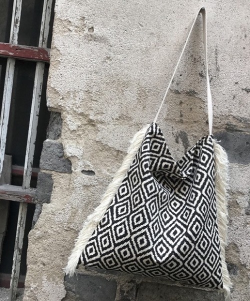 KOR（ケーオーアール）の「幾何学フリンジトートバック（トートバッグ・レディース・ホワイト×ブラック・FREE）」の4枚目の写真