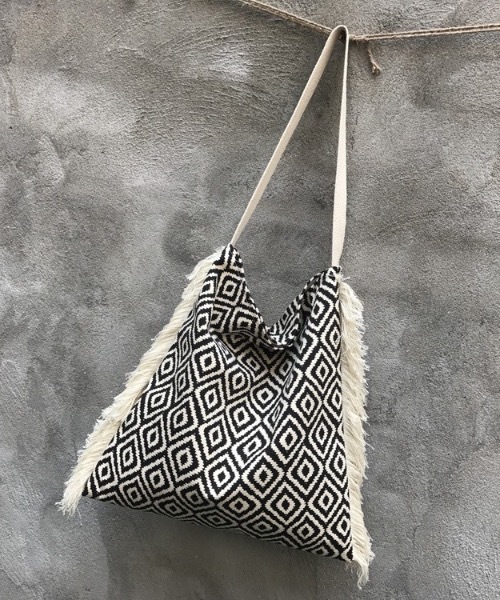 KOR（ケーオーアール）の「幾何学フリンジトートバック（トートバッグ・レディース・ホワイト×ブラック・FREE）」の7枚目の写真