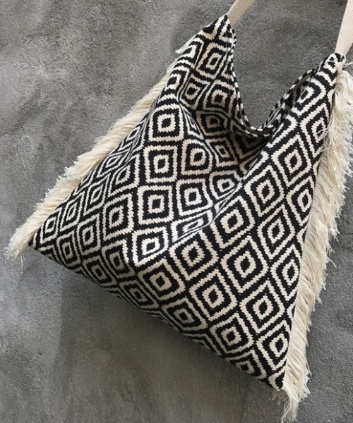 KOR（ケーオーアール）の「幾何学フリンジトートバック（トートバッグ・レディース・ホワイト×ブラック・FREE）」の9枚目の写真