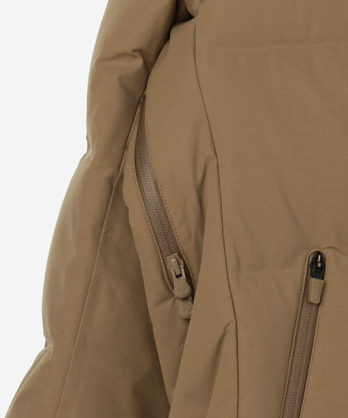 DESCENTE（デサント）の「DESCENTE ALLTERRAIN | 〈別注〉水沢ダウン ショートジャケット ANCHOR MEN（ダウンジャケット/コート・メンズ・オリーブ/ライトブラウン/チャコール・MEDIUM/LARGE/X-LARGE）」の10枚目の写真