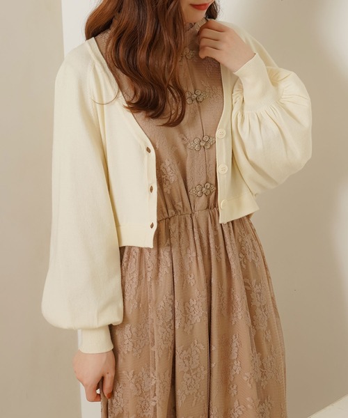 Newlyme(ニューリーミー)の「ボリュームスリーブショートカーディガン(カーディガン/ボレロ・レディース・ホワイト/ブラック/パープル/ブラウン/ブルーグレー/ピンクベージュ/グレイッシュベージュ・MEDIUM/LARGE/X-LARGE)」の2枚目の写真