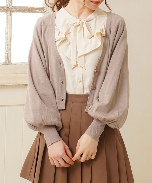 Newlyme(ニューリーミー)の「ボリュームスリーブショートカーディガン(カーディガン/ボレロ・レディース・ホワイト/ブラック/パープル/ブラウン/ブルーグレー/ピンクベージュ/グレイッシュベージュ・MEDIUM/LARGE/X-LARGE)」の6枚目の写真