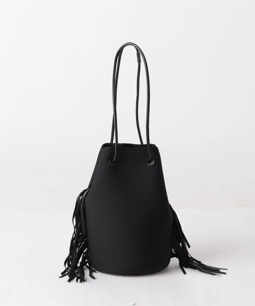 NOLLEY’S（ノーリーズ）の「【YAHKI/ ヤーキ】ネオプレーンフリンジショルダーバッグ（ショルダーバッグ・レディース・ブラック/グレー・FREE）」の2枚目の写真