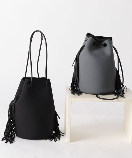NOLLEY’S（ノーリーズ）の「【YAHKI/ ヤーキ】ネオプレーンフリンジショルダーバッグ（ショルダーバッグ・レディース・ブラック/グレー・FREE）」の5枚目の写真