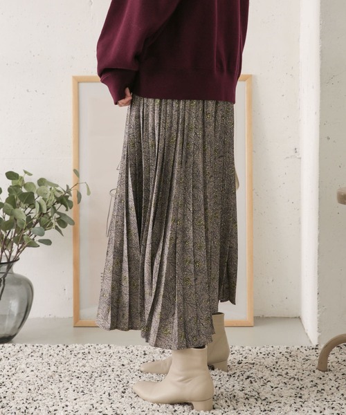 URBAN RESEARCH DOORS(アーバンリサーチドアーズ)の「フラワープリントプリーツスカート(スカート・レディース・ベージュ/グリーン・ONE)」の5枚目の写真