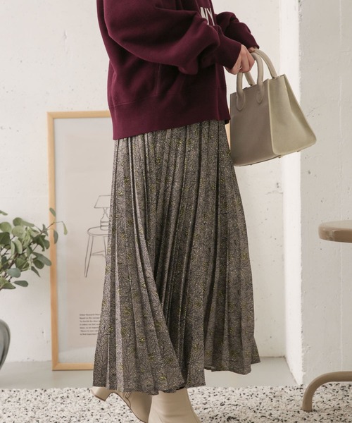 URBAN RESEARCH DOORS(アーバンリサーチドアーズ)の「フラワープリントプリーツスカート(スカート・レディース・ベージュ/グリーン・ONE)」の7枚目の写真