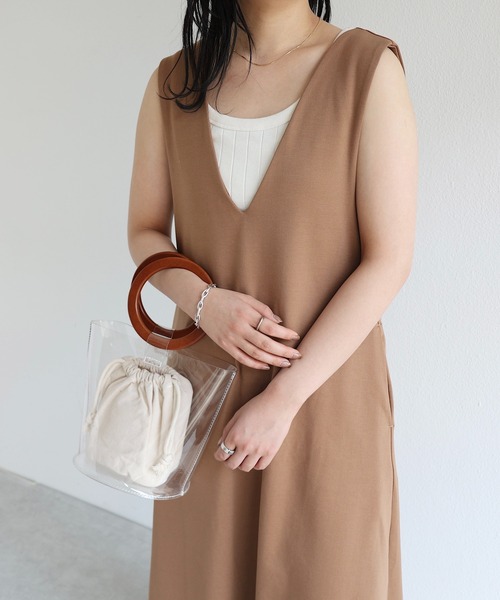 andme（アンドミー）の「きれいめポンチVネックAラインワンピース（ジャンパースカート・レディース・ブラック/ネイビー/カーキ/ライトブラウン/グレイッシュベージュ・M）」の3枚目の写真