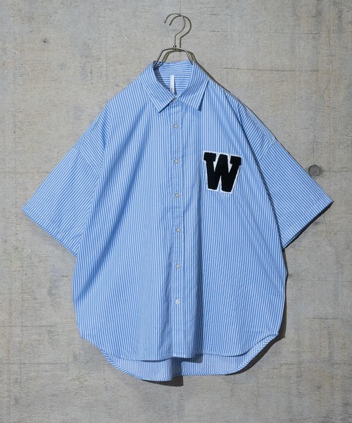 JOHN'S CLOSET（ジョンズクローゼット）の「【i】ブロードストライプワッペンビッグサイズシャツ（シャツ/ブラウス・メンズ・ブラック/サックスブルー/パープル・MEDIUM/LARGE/X-LARGE）」の2枚目の写真