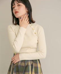 金ボタンハイネックリブニット
