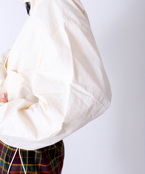 Oriens JOURNAL STANDARD（オリエンス ジャーナルスタンダード）の「Nylon Short BZ / ナイロンショートブルゾン（ブルゾン・レディース・グリーン/アイボリー/ネイビー・FREE）」の4枚目の写真