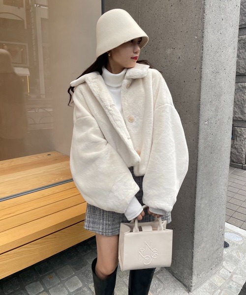 one after another NICE CLAUP(ワンアフターアナザーナイスクラップ)の「ふわふわな肌触りで軽い着心地。ファーショートコート(その他アウター・レディース・ブラウン/アイボリー/ライトベージュ/ホワイト系その他・FREE)」の5枚目の写真