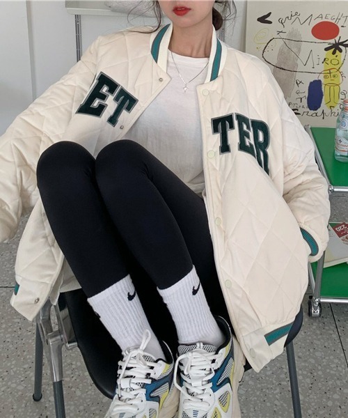 HALEY PESCA（ヘーリーペスカ）の「HALEY PESCA/フロントロゴ キルティングジャケット（ノーカラージャケット・レディース・ブラック/ホワイト・SMALL/MEDIUM/LARGE）」の4枚目の写真