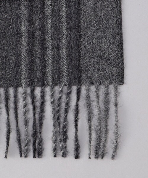 Firsthand(ファーストハンド)の「THE INOUE BROTHERS/ザイノウエブラザーズ Check Brushed Scarf(マフラー・メンズ・キャメル/ブラック/ネイビー/グレー・ONE SIZE)」の6枚目の写真