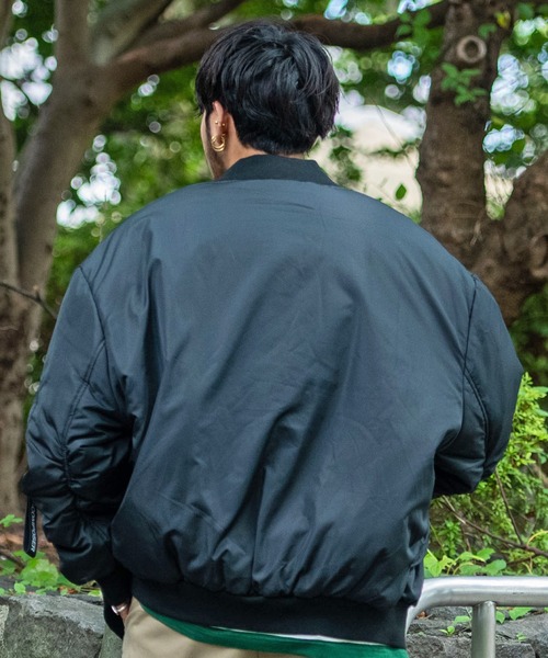 CavariA(キャバリア)の「『CavariA/キャバリア』中綿入りビッグMA-1ジャケット ボンバージャケット(MA-1・メンズ・ブラック/ネイビー/ホワイト/カーキ・L/M)」の20枚目の写真