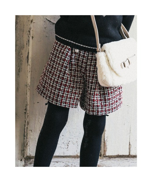 BeBe（ベベ）の「BeBe/【お揃い】ツイードチェックパールボタンショートパンツ(100~150cm)（その他パンツ・キッズ・レッド系その他/ブラック系その他・150/130/100/140/120/110）」の2枚目の写真