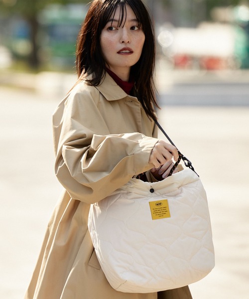 KiU（キウ）の「キルティングパデッドトートバッグ（トートバッグ・レディース・ブラック/グレイッシュベージュ/ベージュ/カーキ/アイボリー・FREE）」の4枚目の写真