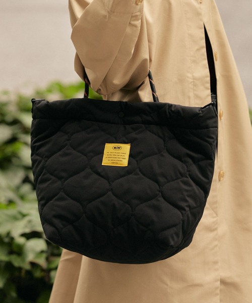 KiU（キウ）の「キルティングパデッドトートバッグ（トートバッグ・レディース・ブラック/グレイッシュベージュ/ベージュ/カーキ/アイボリー・FREE）」の7枚目の写真