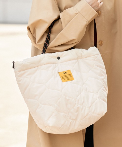 KiU（キウ）の「キルティングパデッドトートバッグ（トートバッグ・レディース・ブラック/グレイッシュベージュ/ベージュ/カーキ/アイボリー・FREE）」の11枚目の写真
