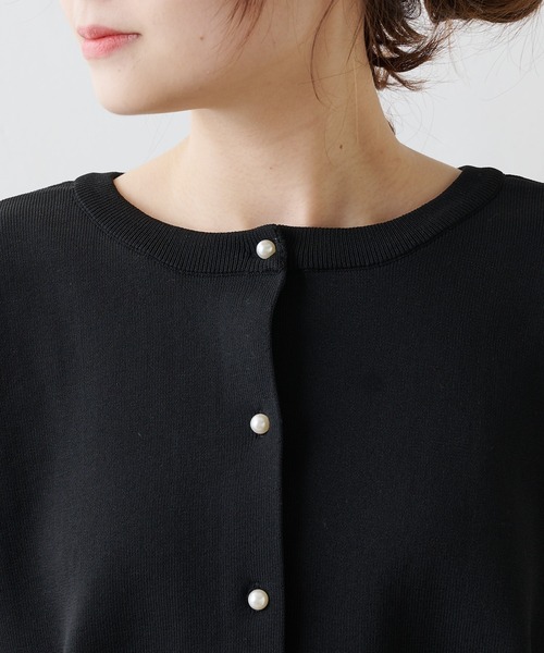 PUAL CE CIN（ピュアルセシン）の「【Du noir】パールボタンカーディガン（カーディガン/ボレロ・レディース・ライトグレー/ブラック・FREE）」の4枚目の写真