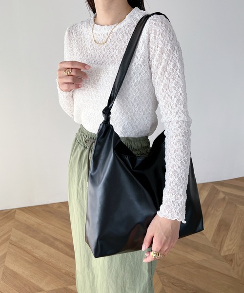 wears(ウェアーズ)の「【A4サイズ収納可】ノットハンドル PU トートバッグ(トートバッグ・レディース・ブラック/ホワイト・FREE)」の10枚目の写真