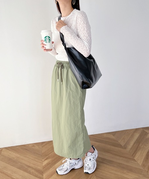 wears(ウェアーズ)の「【A4サイズ収納可】ノットハンドル PU トートバッグ(トートバッグ・レディース・ブラック/ホワイト・FREE)」の16枚目の写真