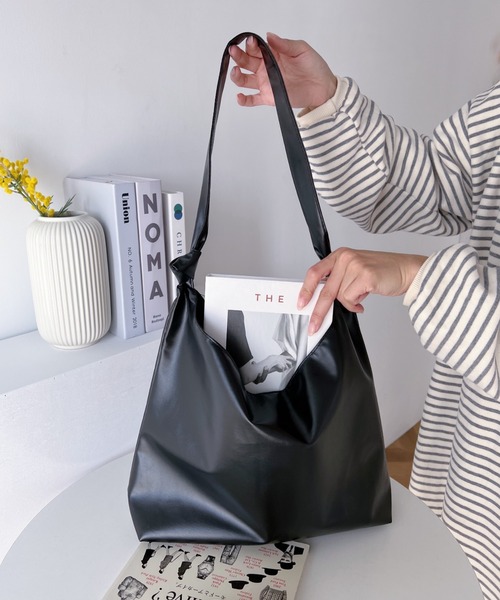wears(ウェアーズ)の「【A4サイズ収納可】ノットハンドル PU トートバッグ(トートバッグ・レディース・ブラック/ホワイト・FREE)」の18枚目の写真
