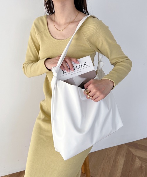 wears(ウェアーズ)の「【A4サイズ収納可】ノットハンドル PU トートバッグ(トートバッグ・レディース・ブラック/ホワイト・FREE)」の3枚目の写真
