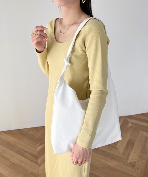 wears(ウェアーズ)の「【A4サイズ収納可】ノットハンドル PU トートバッグ(トートバッグ・レディース・ブラック/ホワイト・FREE)」の4枚目の写真