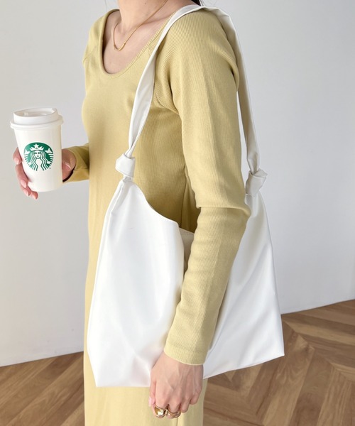 wears(ウェアーズ)の「【A4サイズ収納可】ノットハンドル PU トートバッグ(トートバッグ・レディース・ブラック/ホワイト・FREE)」の5枚目の写真