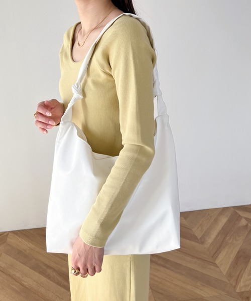 wears(ウェアーズ)の「【A4サイズ収納可】ノットハンドル PU トートバッグ(トートバッグ・レディース・ブラック/ホワイト・FREE)」の6枚目の写真