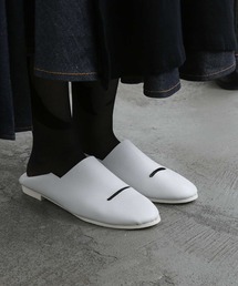 opposite of vulgarity（オポジットオブブルガリティ）の「【ユニセックス対応】Inula（スリッポン）」