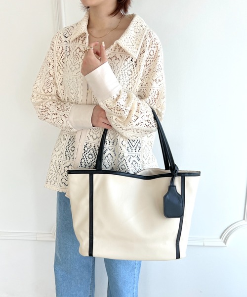 thank U more（サンキューモア）の「カードチャーム付き 配色レザーパイピング ビックトート ショルダーバッグ【大容量】（ショルダーバッグ・レディース・ブラック/ブラウン・FREE）」の4枚目の写真